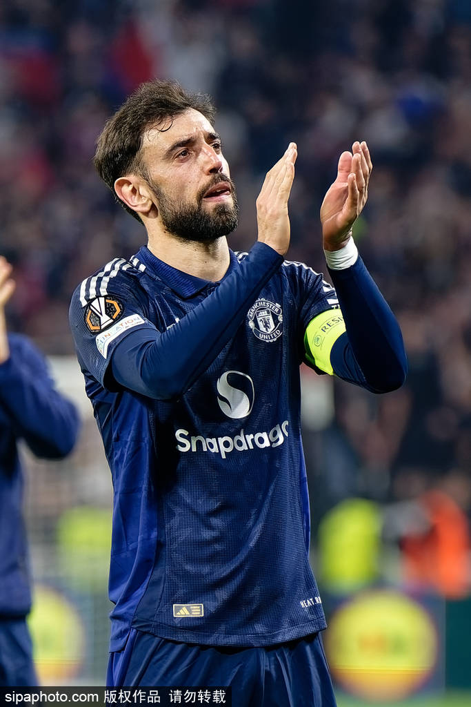 布鲁诺反击记者：你懂规则吗？曼联欧联杯争议红牌事件